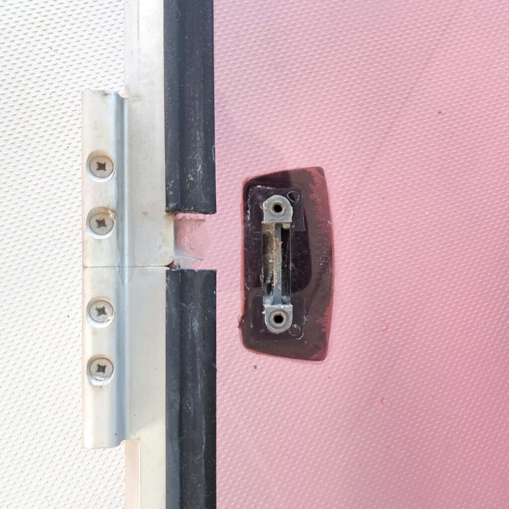 Schrauben an einer Seite lösen ist ausreichend.