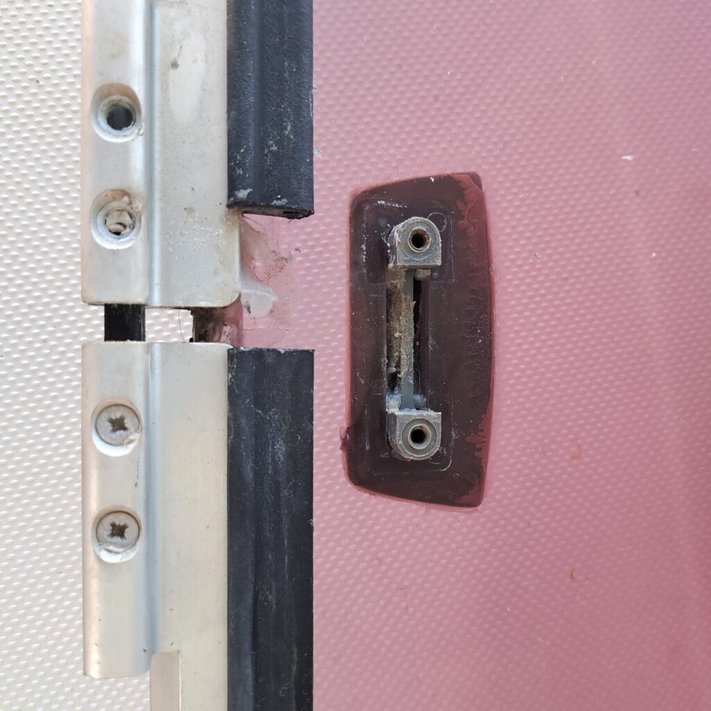 Rahmen vorsichtig auseinander ziehen. 