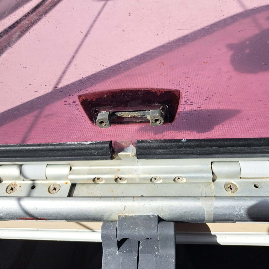 Schrauben vom Scharnier losschrauben um die Luke zu demontieren.