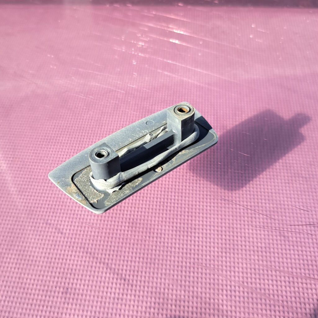 Auch der Scharnier muss eingedichtet werden - hierzu eignet sich Butyl besonders gut, da es dauerhaft elastisch bleibt.