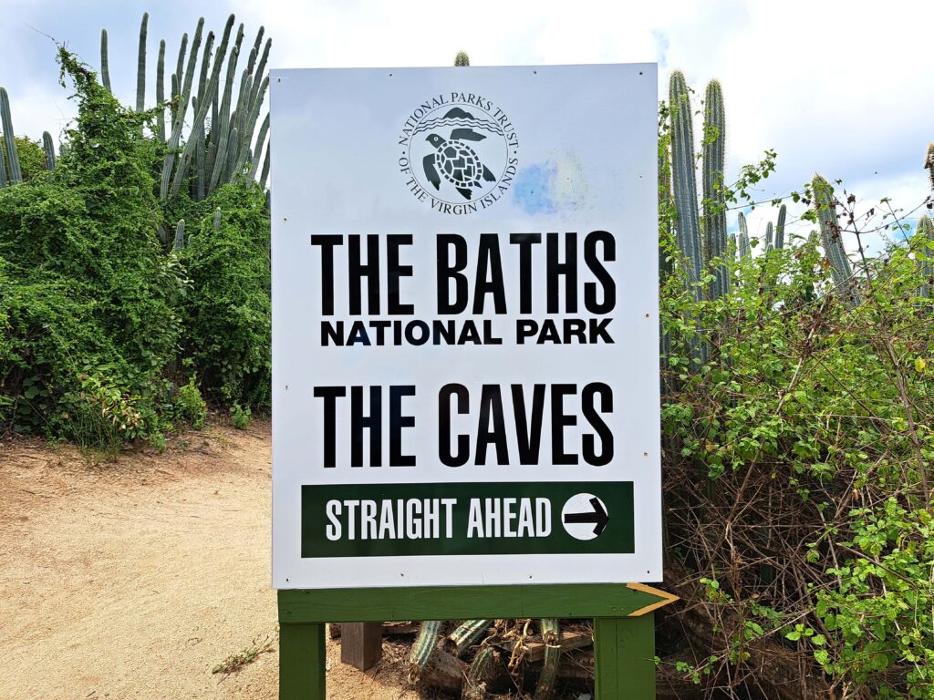 Für die Höhlen aus Granit Steinen ist der The Baths Nationalpark international bekannt geworden.