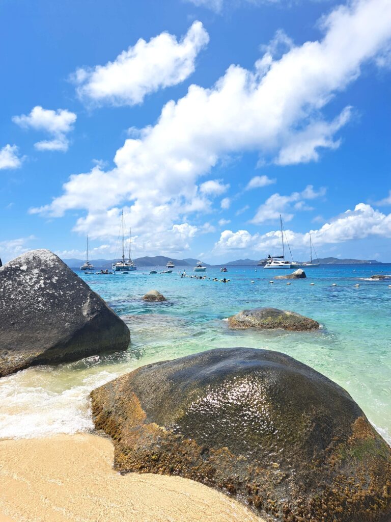 Direkt hinder dem Schwimmbereich sind Mooring Bojen für Boote. Auch so kommt man bzw. die Bootscrew nach The Bath Virgin Gorda
