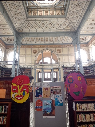 Ein Bild, das Buch, Szene, Regal, Im Haus enthält.  Automatisch generierte Beschreibung