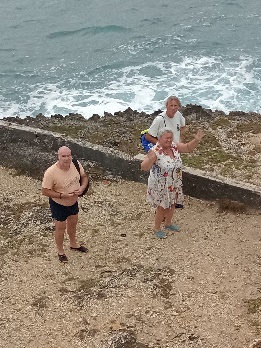 Ein Bild, das draußen, Gelände, Kleidung, Urlaub enthält.  Automatisch generierte Beschreibung