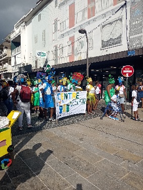 Ein Bild, das draußen, Himmel, Schuhwerk, Gebäude enthält.  Automatisch generierte Beschreibung
