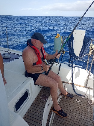 Ein Bild, das draußen, Person, Kleidung, Schiff enthält.  Automatisch generierte Beschreibung