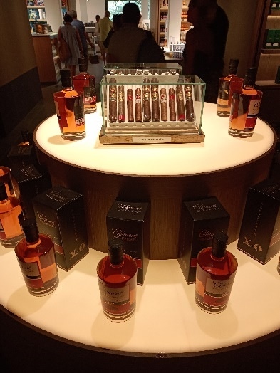 Ein Bild, das Im Haus, Tisch, Flasche, Essen enthält.  Automatisch generierte Beschreibung