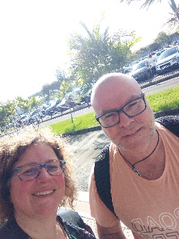 Ein Bild, das Menschliches Gesicht, Person, Brille, draußen enthält.  Automatisch generierte Beschreibung