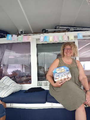 Ein Bild, das Person, Kleidung, Menschliches Gesicht, Lächeln enthält.  Automatisch generierte Beschreibung