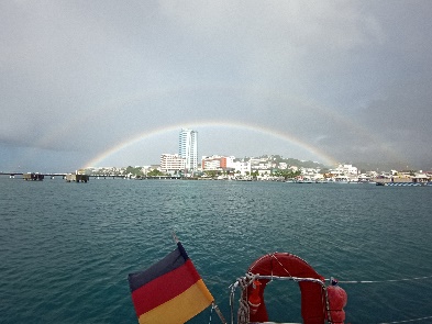 Ein Bild, das Regenbogen, draußen, Himmel, Wasser enthält.  Automatisch generierte Beschreibung