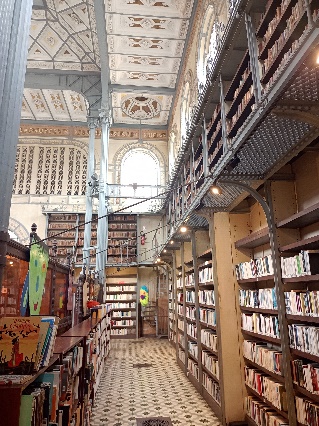 Ein Bild, das Szene, Buch, Bücherregal, Im Haus enthält.  Automatisch generierte Beschreibung