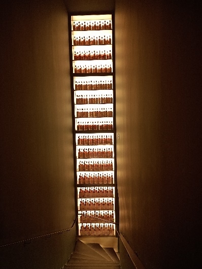 Ein Bild, das Wand, Gebäude, Im Haus, Jalousie enthält.  Automatisch generierte Beschreibung