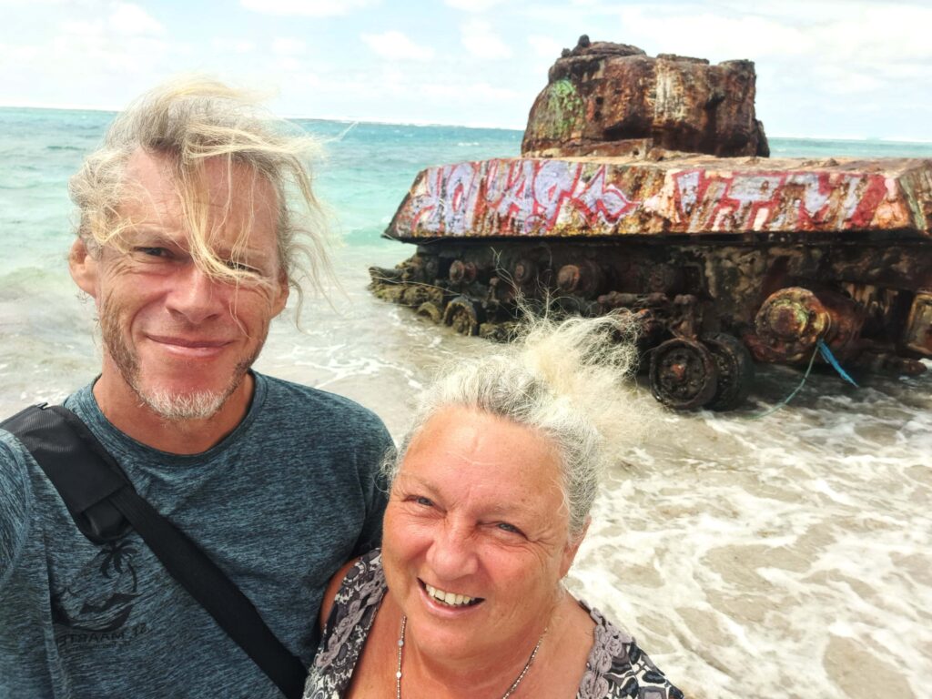 Petra und Bernd vor Panzer Flamingo Beach