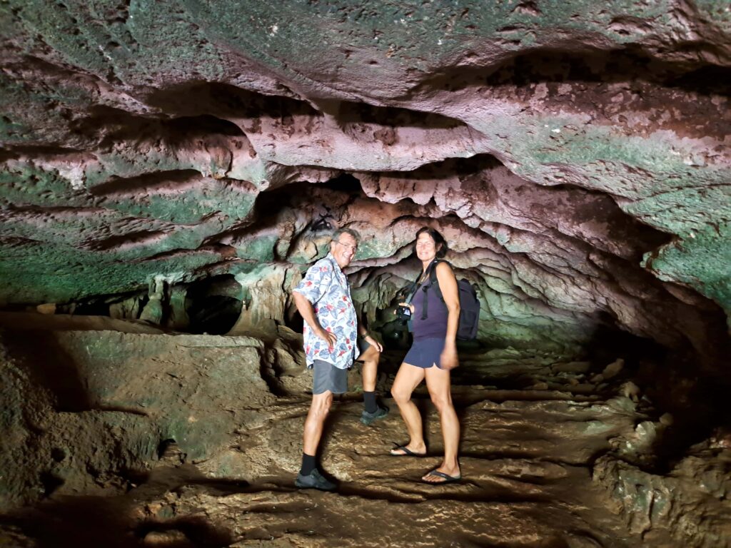 Blick in die Hoehle mit Peter und Renate