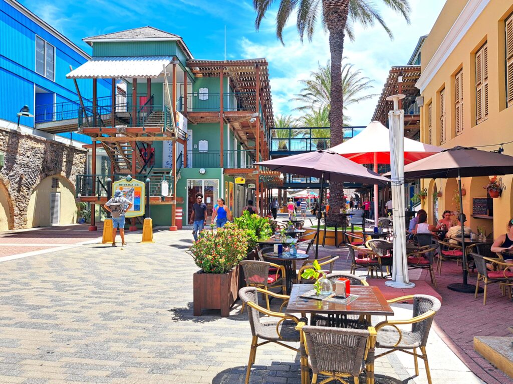 Geschaefte und Restaurants im Fort Rif