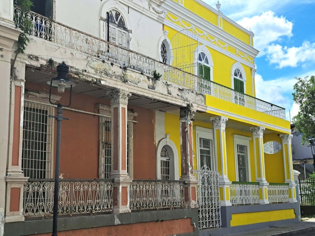 Halb restaurierte Gebaeude