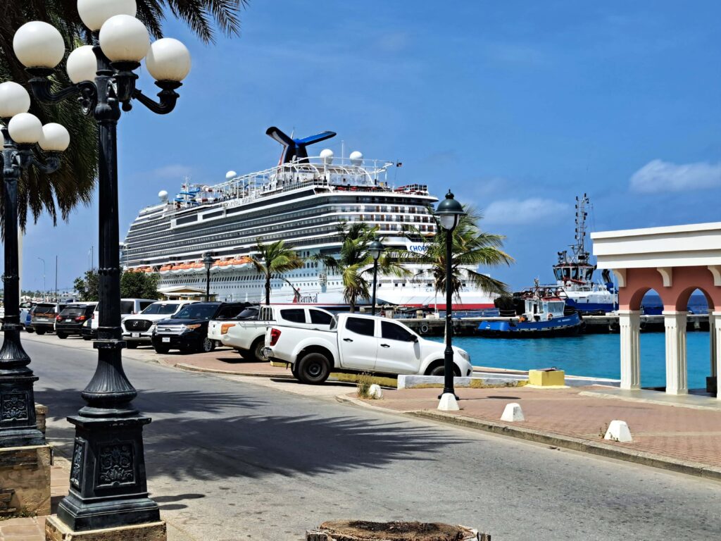 Kreuzfahrtschiff in Bonaire