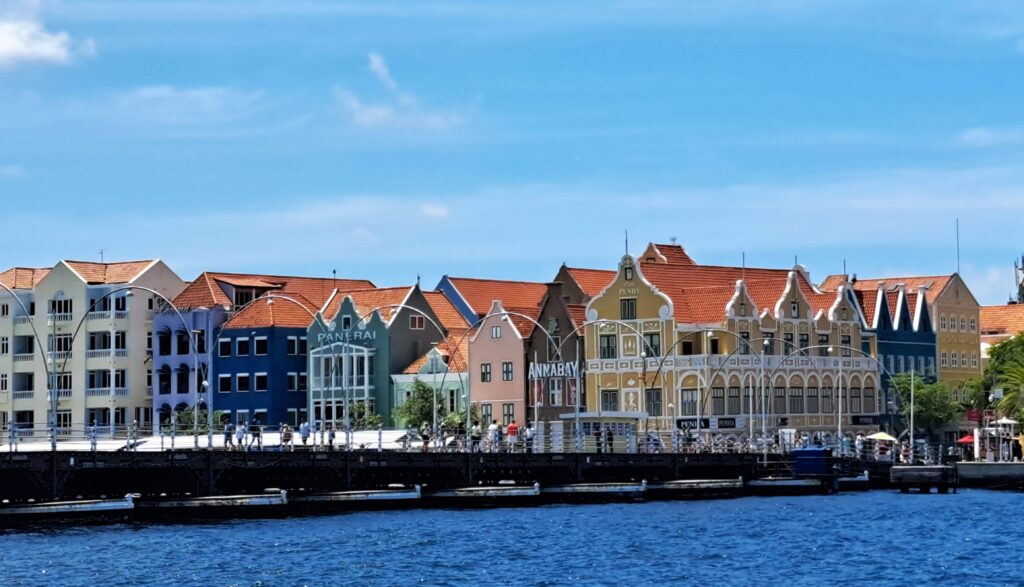 Kulisse Schwimmbruecke