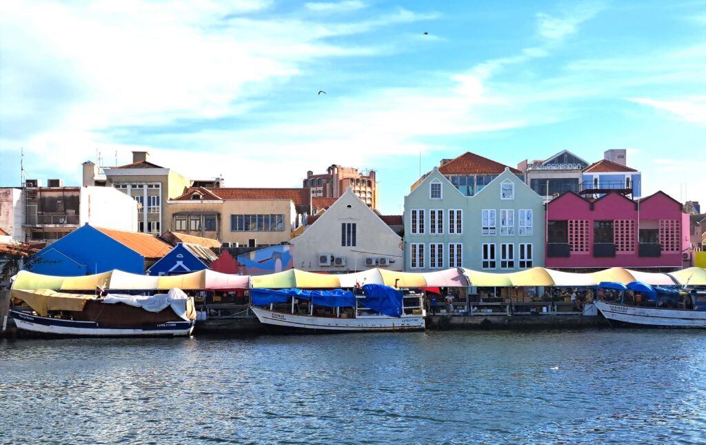 Schwimmende Maerkte Wasserseite