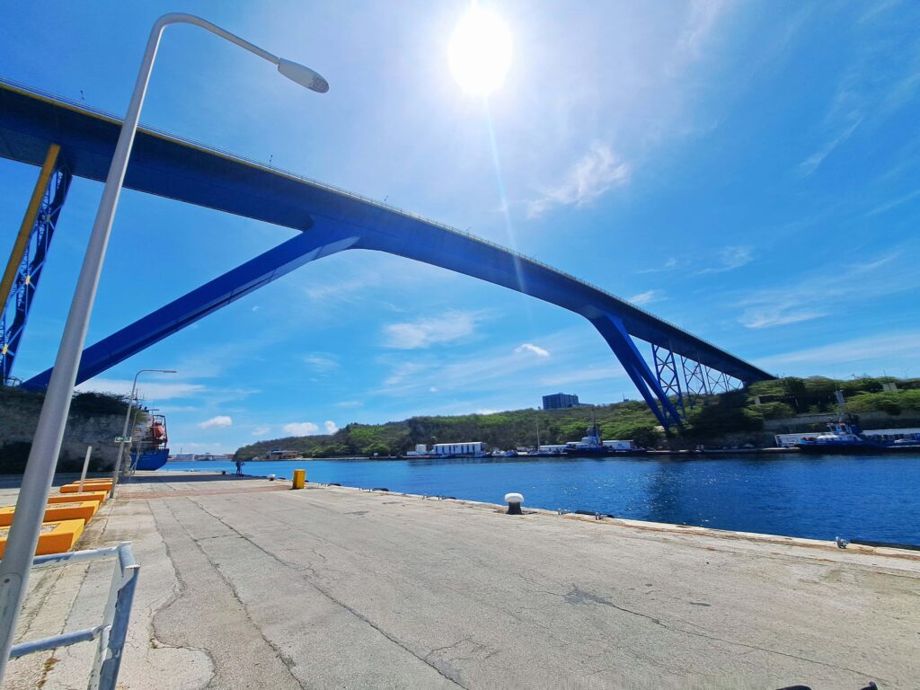 Unter der Koenigin Juliana Bruecke