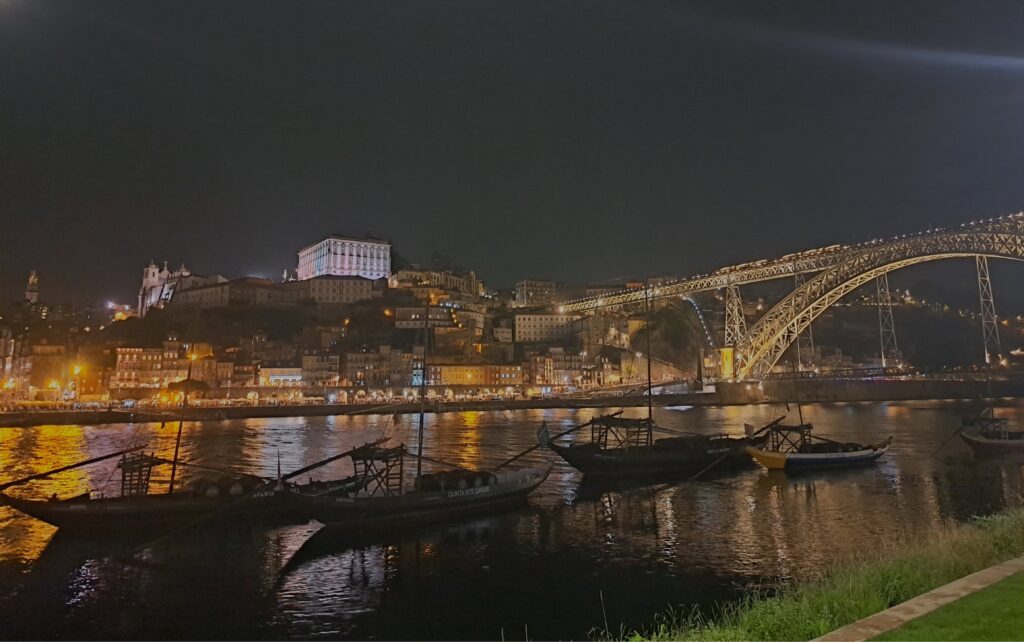 Bruecke Douro bei Nacht