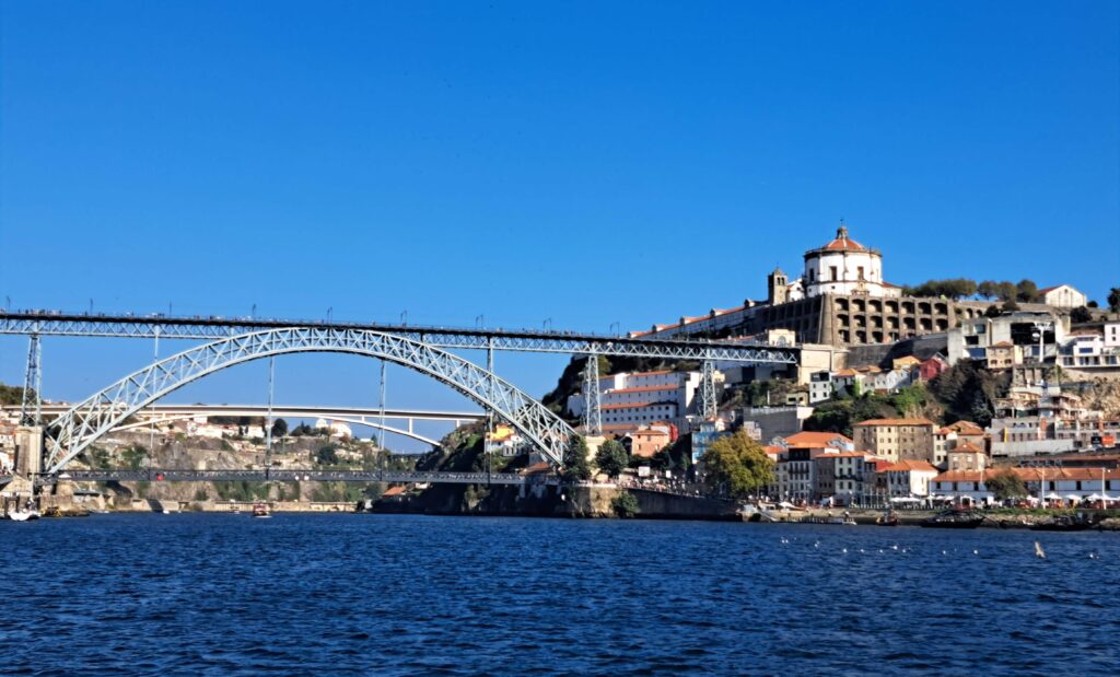 Bruecke ueber Douro bei Tag