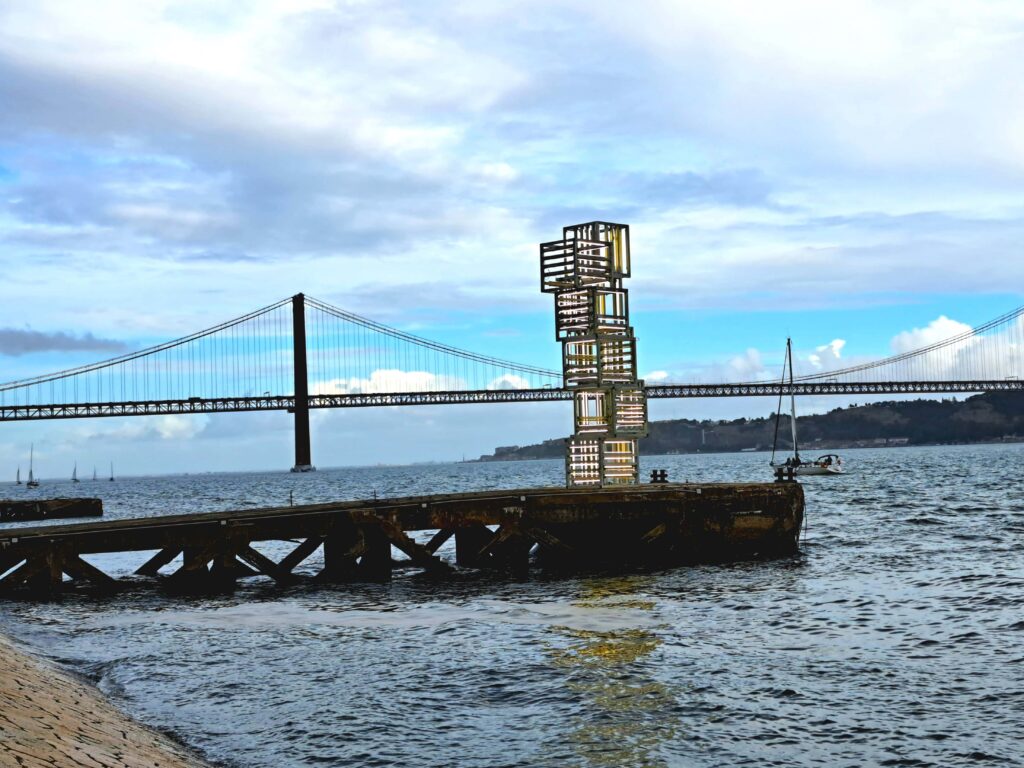 Kistenskulphtur am Meer