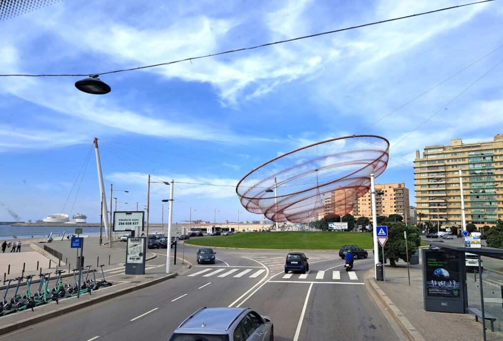 Modernes Denkmal am Meer