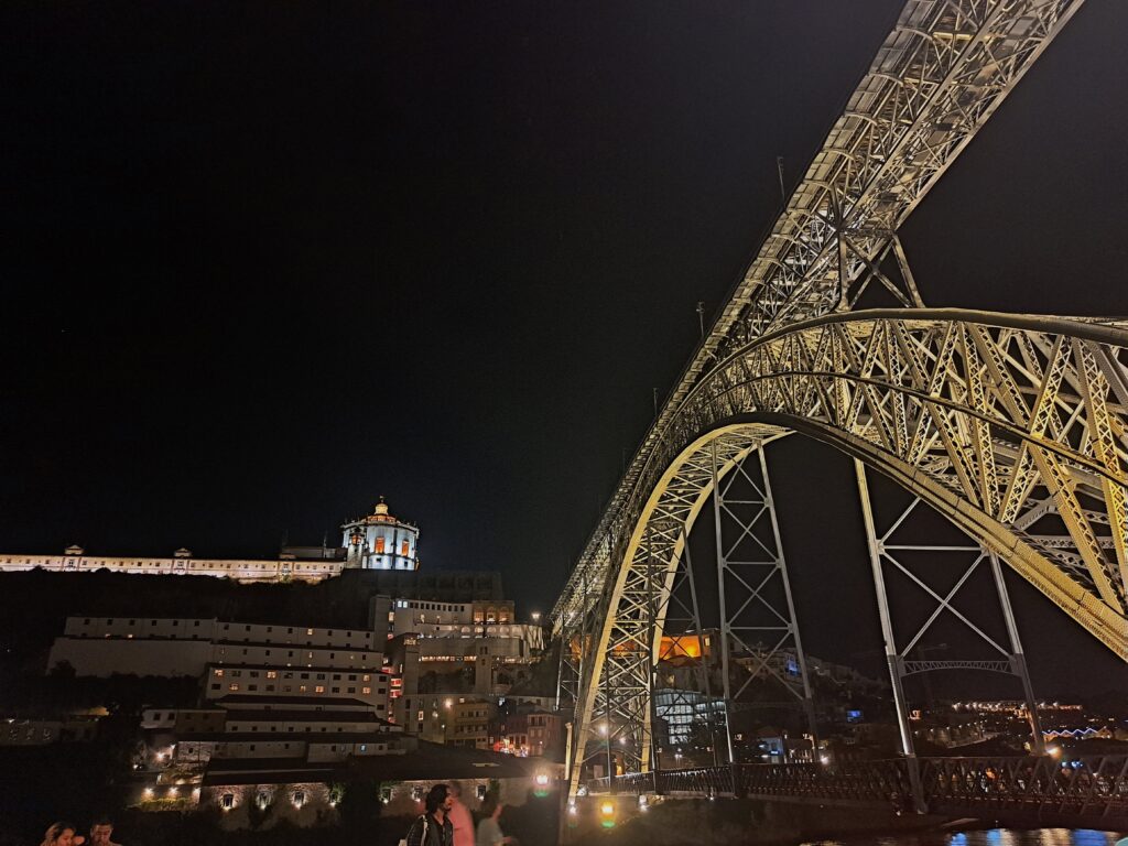 Nahaufnahme Bruecke Douro bei Nacht