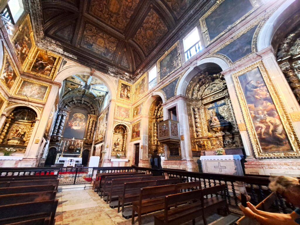 Prunkvolles Kirchenschiff