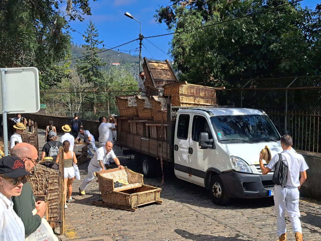 Ausladen der Korbschlitten