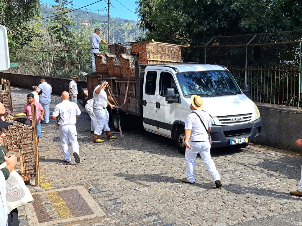 Ausladen LKW mit Korbschlitten