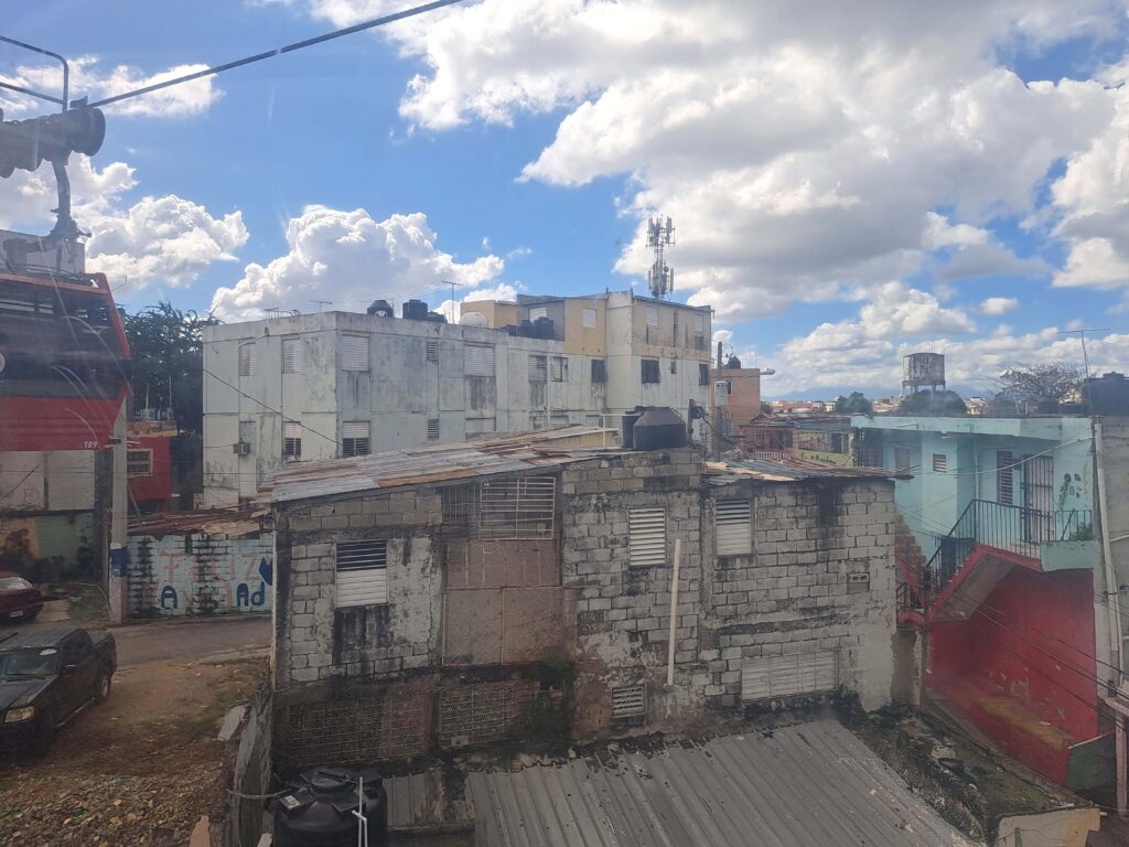 Hier stehen noch Häuser und es gibt noch Straßen, aber das Bild ändert sich bald.