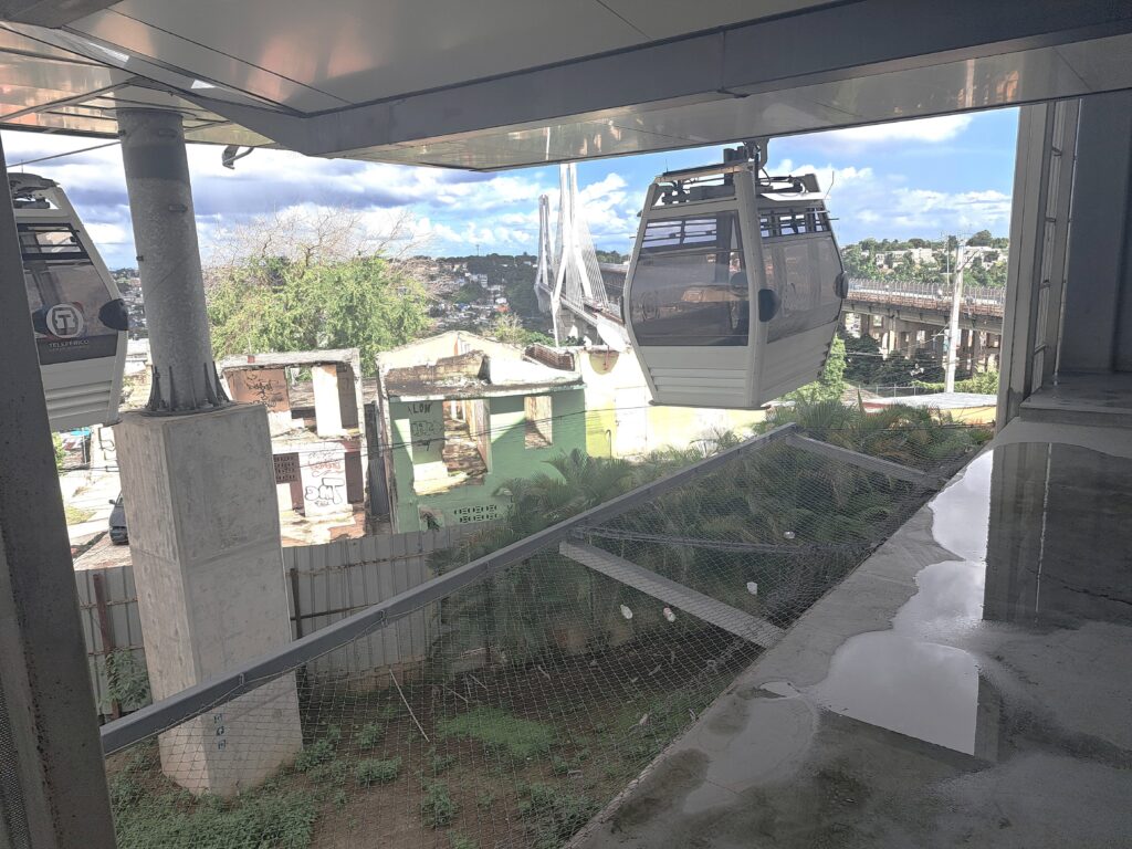 Die Seilbahn von Santo Domingo verbindet die Außengebiete mit der Stadt. Meist sieht man Armenviertel.