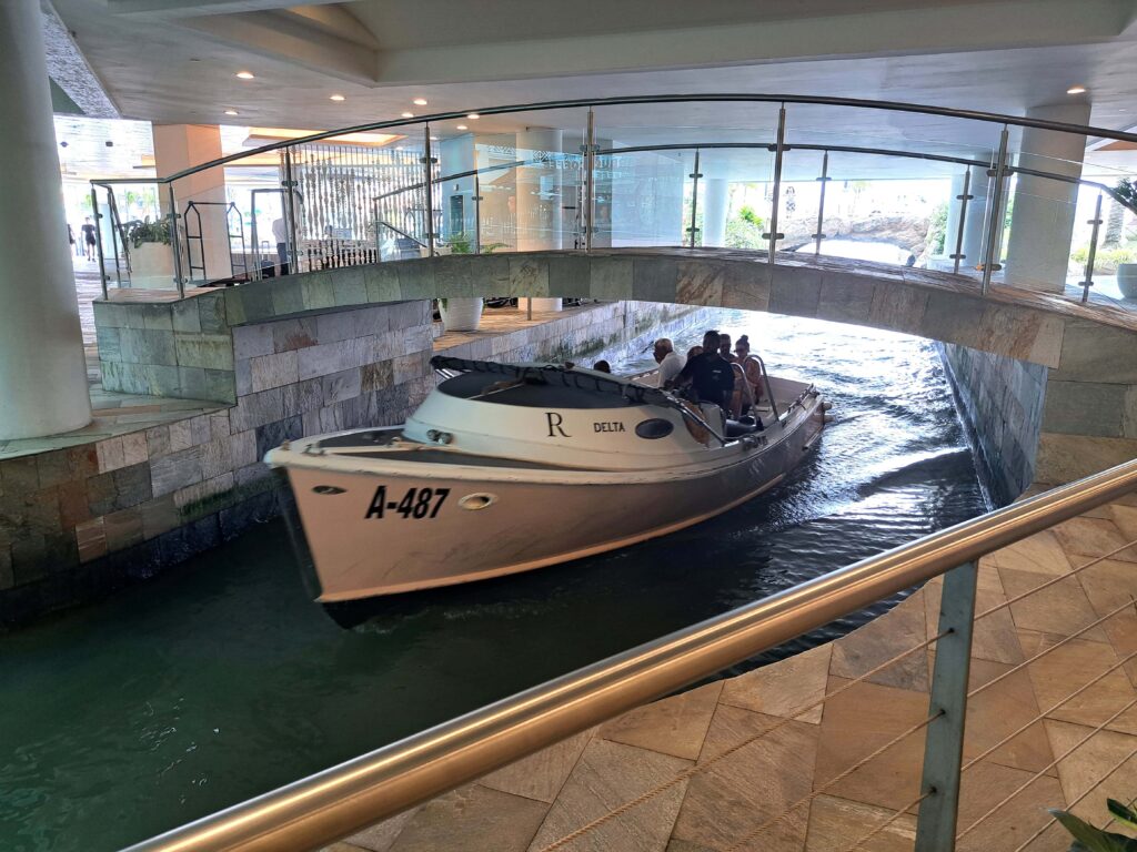 Boot in Einkaufsmall