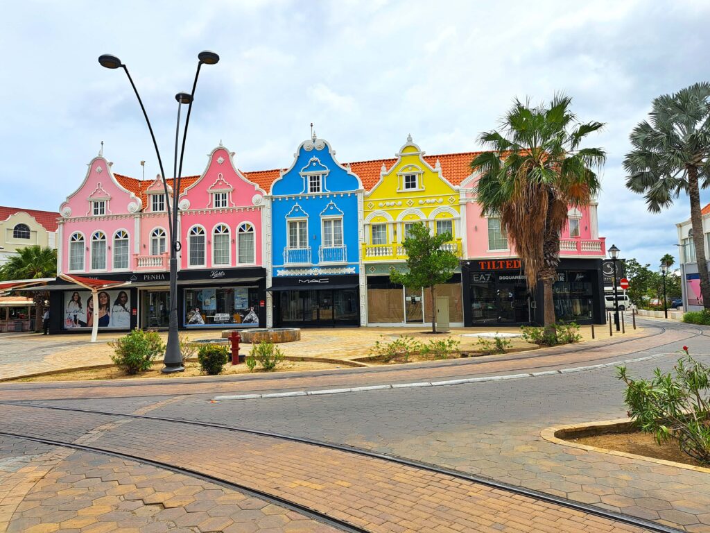 Farbige Kolonialhaeuser in Oranjestad