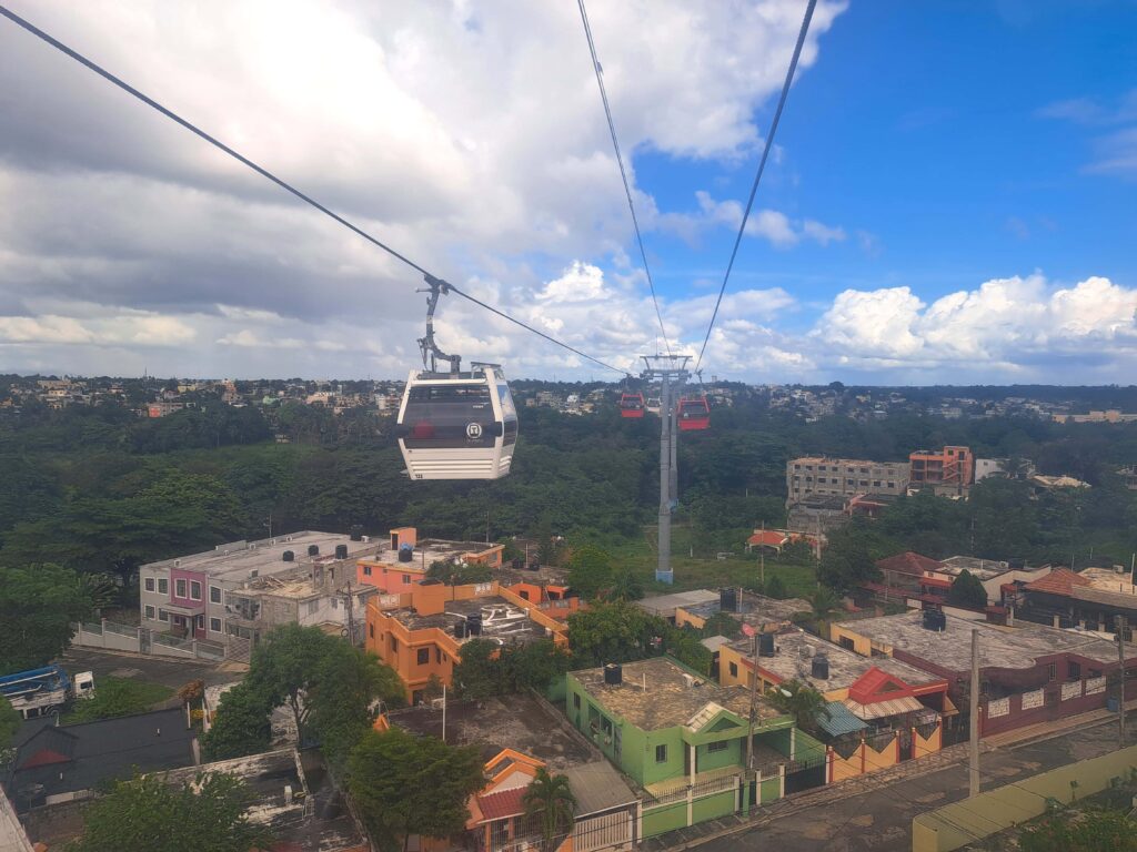 Mit der Seilbahn ueber die Stadt