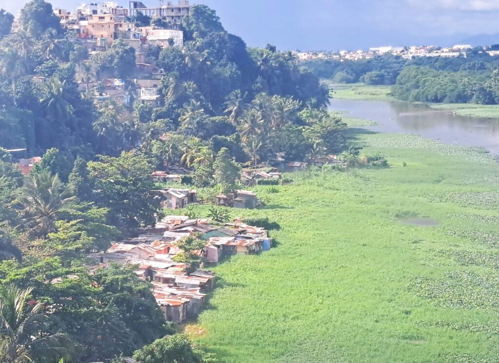 Am Fluß Ozama stehen Wellblechhütten als Behausung, Straßen gibt es keine mehr.