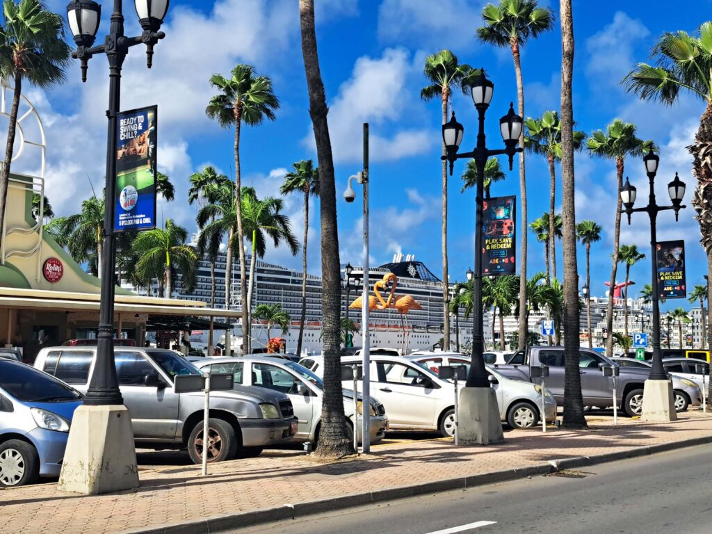 Uferpromenade Oranjestad mit Kreuzfahrtschiff
