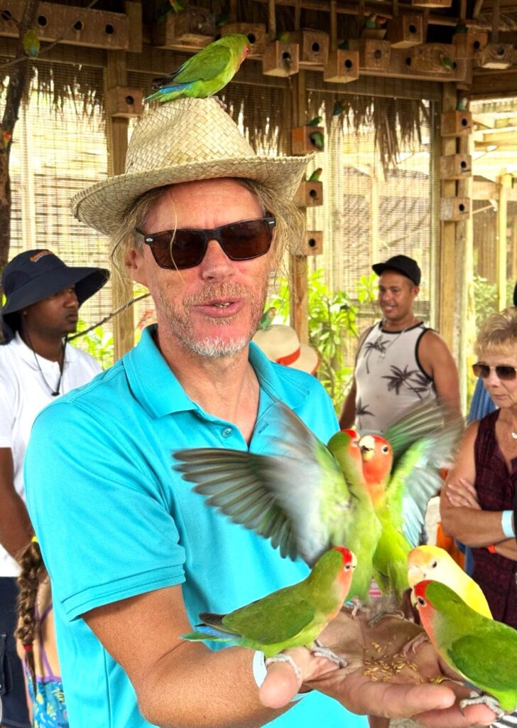 Bernd von Papageien umringt