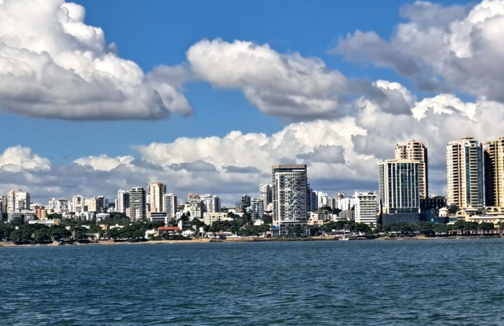 Skyline von Santo Domingo. In der Neustadt ergibt sich wieder ein anders Bild. Für die Bewohner der Armenviertel ist sie nah und doch unerreichbar, trotz der Seilbahn von Santo Domingo.
