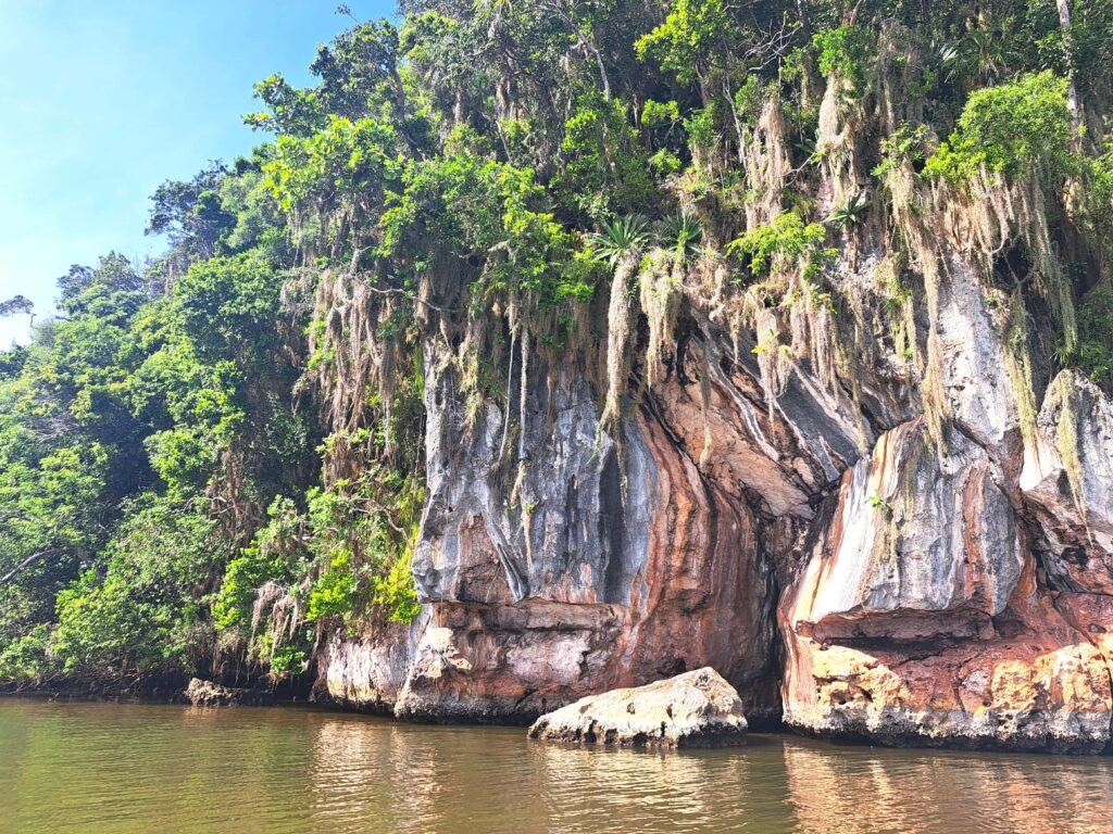 Felsformation im Meer Los Haitises