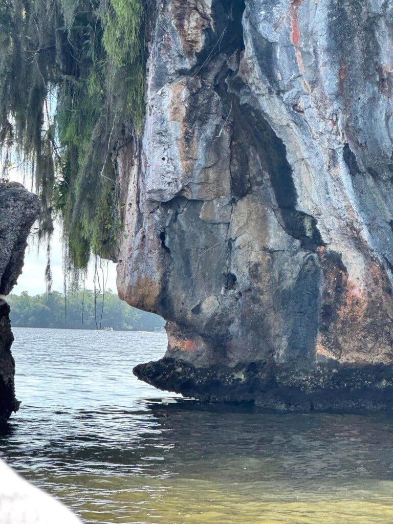 Felsformation mit Durchfahrt
