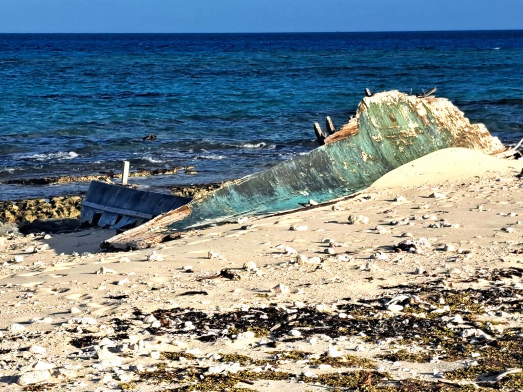 04 Hogsty Atoll gestrandetes Boot