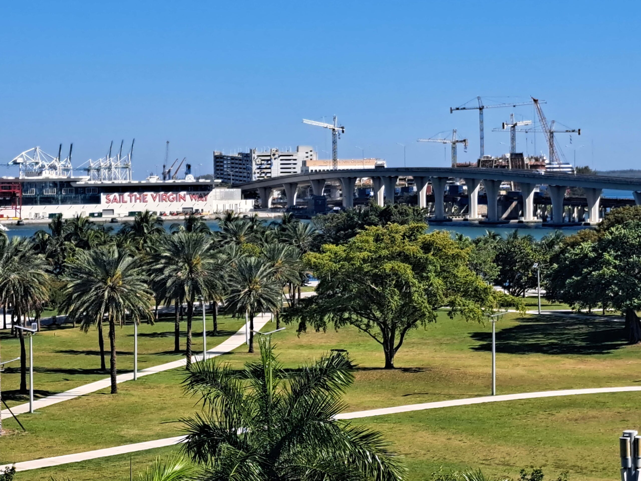 Blick auf den Miami River und die Hafenanlagen der Biscanyne Bay.
