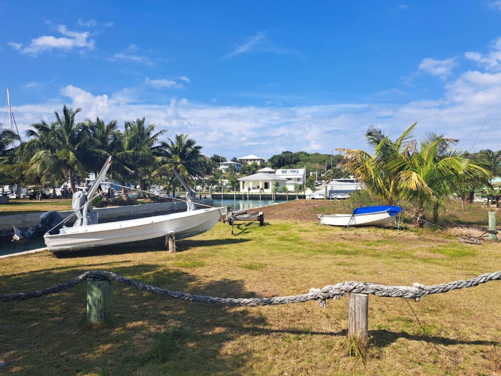 Russel Island ist ruhig und verschlafen. Boote sind allgegenwärtig im Wasser und auch an Land.