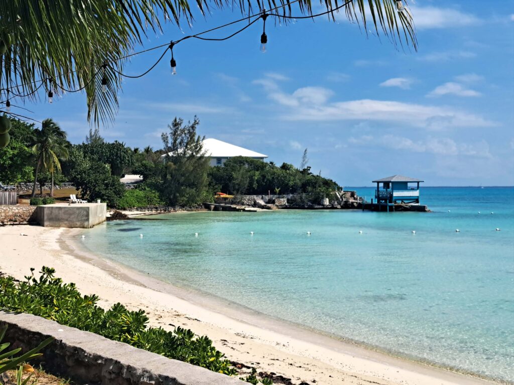 Feiner rosa Sandstrand auf Eleuthera – Naturwunder der Bahamas
