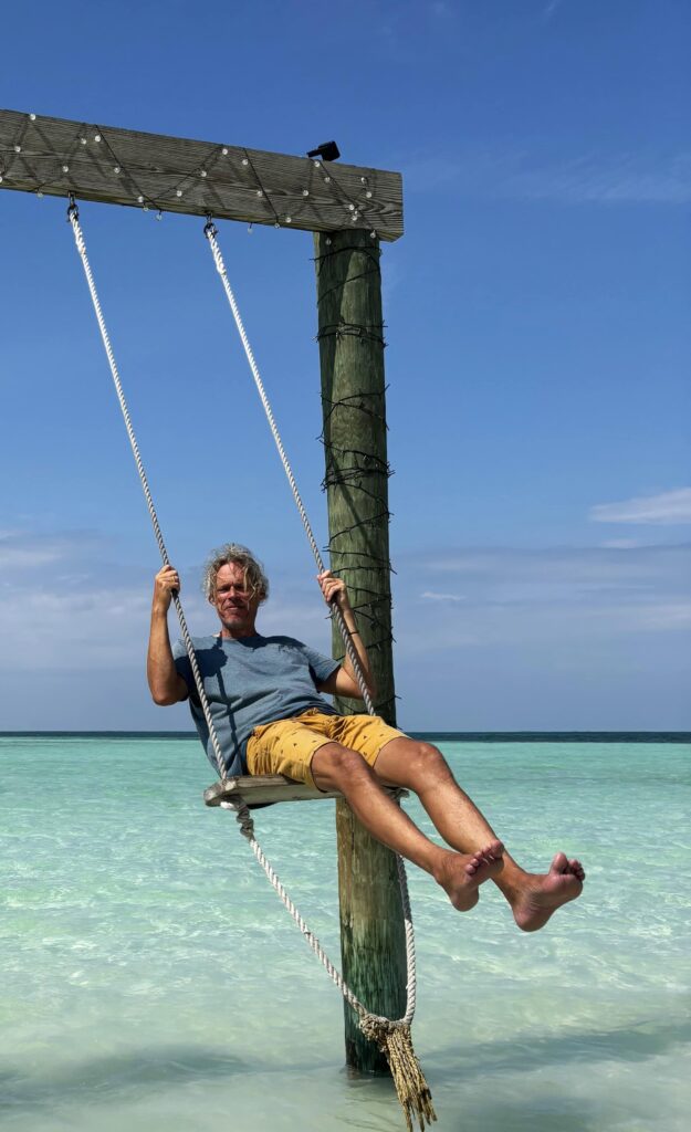 Bernd auf der Schaukel