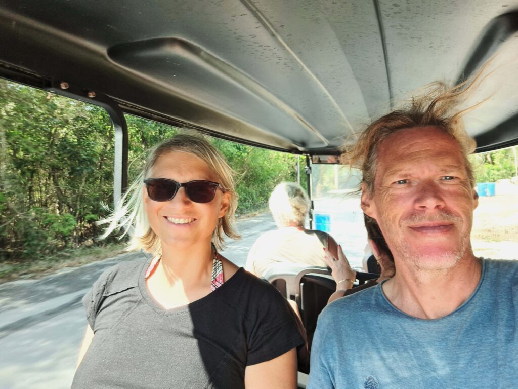 Bernd und Dani im Golfcar