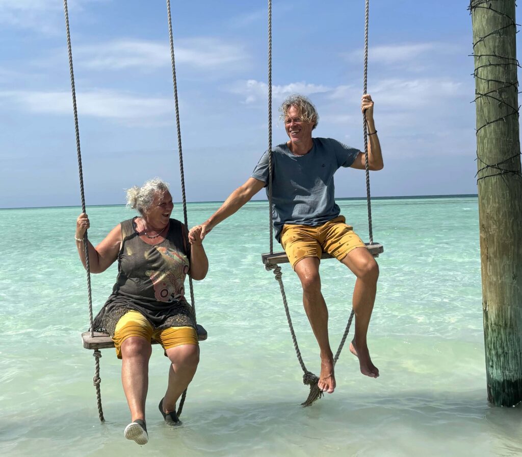 Bernd und Petra auf der Schaukel